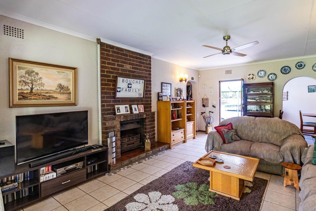 3 Bedroom Home with 2 Cottages - Photo 3