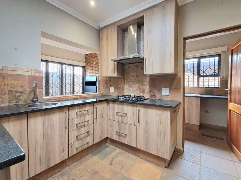 3 Bedroom Cluster for Sale in Brackenhurst - Photo 3