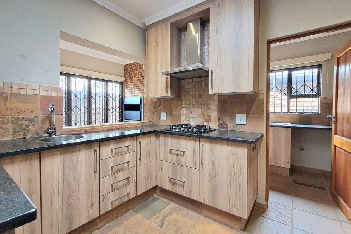 3 Bedroom Cluster for Sale in Brackenhurst - Photo 3