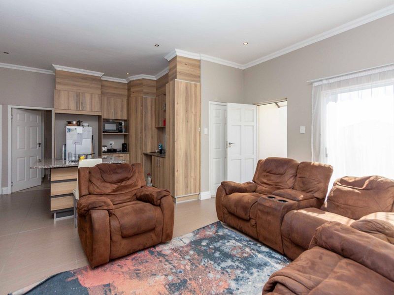 Secure 3 bedroom unit for sale in The Ridge, Parsonsvlei - Photo 7