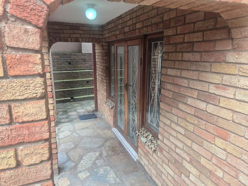 Secure, Spacious & Pet-Friendly 5-Bedroom Home in Havenside – R950,000 - Photo 3