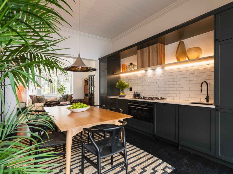 Exquisite Newly Renovated Victorian Residence in Prestigious Oranjezicht - Photo 10