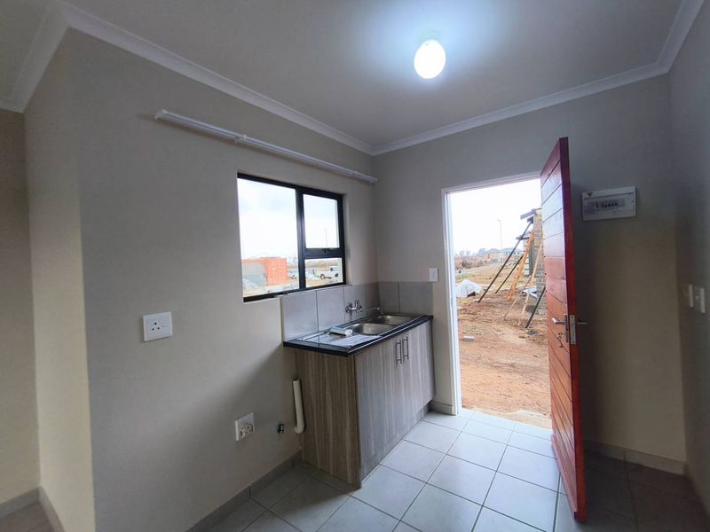 Elegant 3 Bedroom Tuscan Home for Sale in Windmill Park Secure Estate - Photo 9