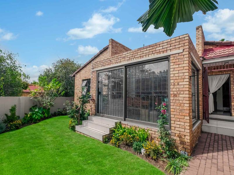 SINGLE-LEVEL LIVING IN A SECURE COMPLEX – THIS CAN BE YOUR NEXT HAPPY PLACE - Photo 2