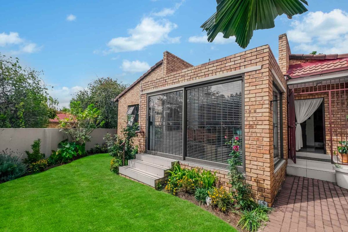 SINGLE-LEVEL LIVING IN A SECURE COMPLEX – THIS CAN BE YOUR NEXT HAPPY PLACE - Photo 2