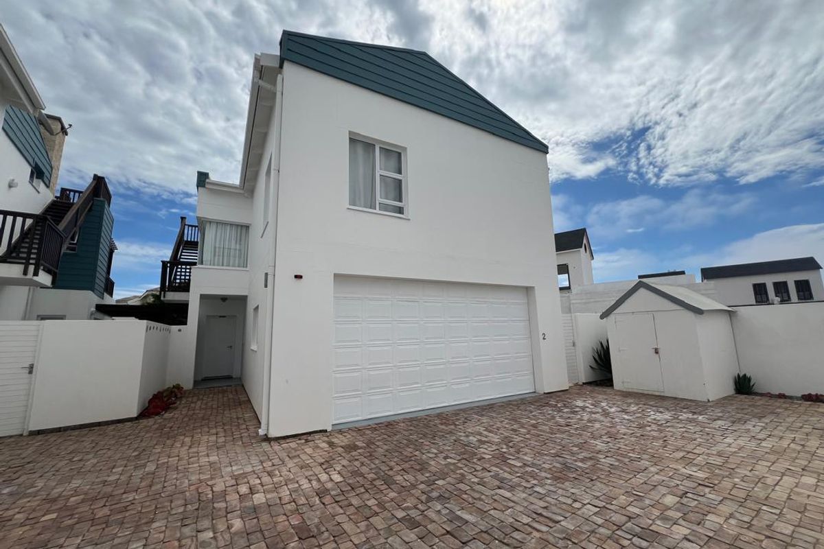 FOR SALE - SPACIOUS 3 BEDROOM TOWNHOUSE IN VOGELSTRAND , SWAKOPMUND, NAMIBIA - Photo 2