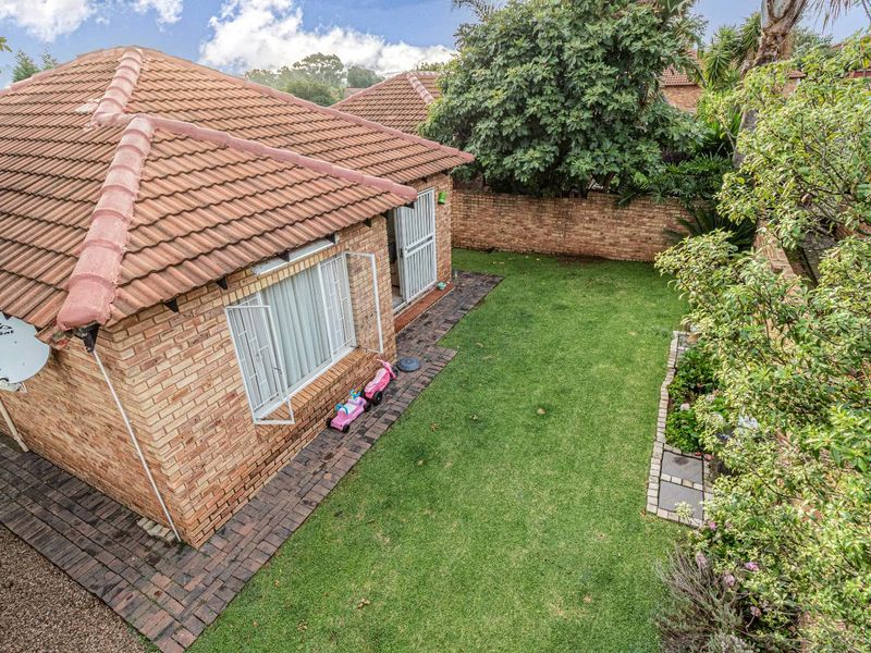 Lovely neat and spacious 2 bedroom, 2 bathroom townhouse close to all important amenities. The perfect lock up and go for a young couple. - Photo 4