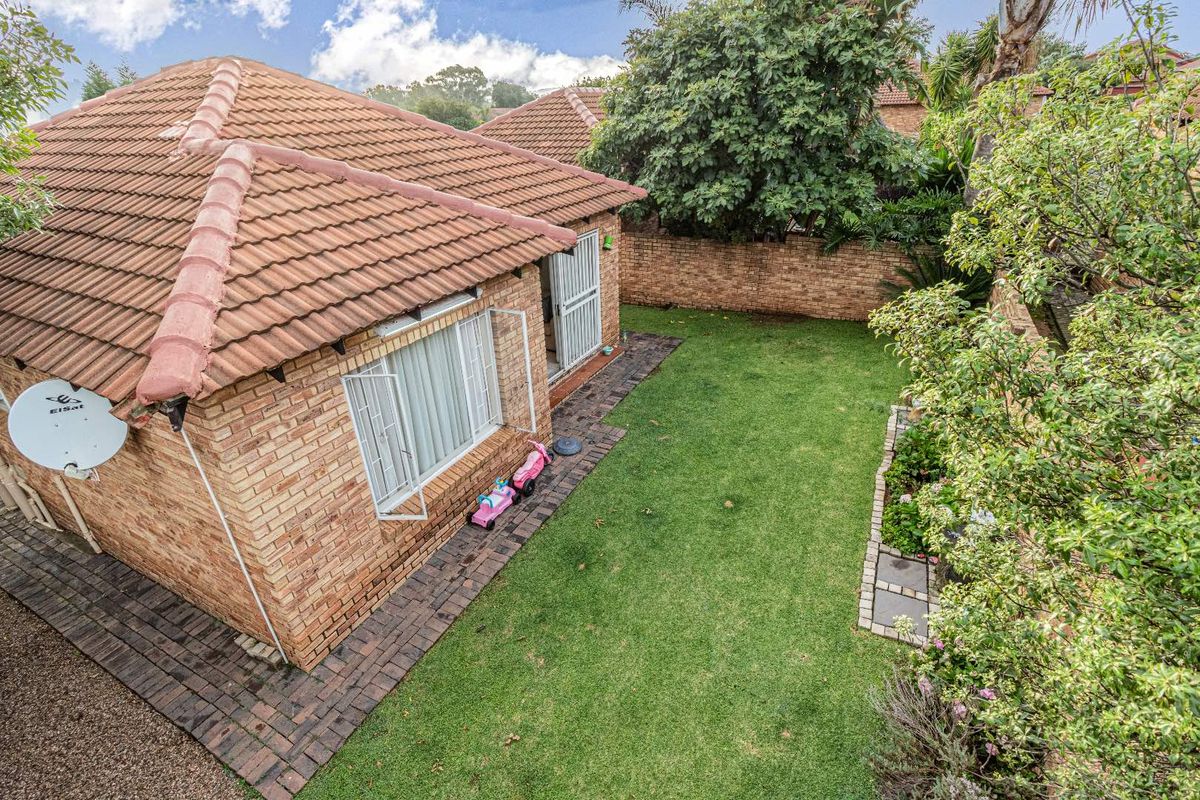Lovely neat and spacious 2 bedroom, 2 bathroom townhouse close to all important amenities. The perfect lock up and go for a young couple. - Photo 4