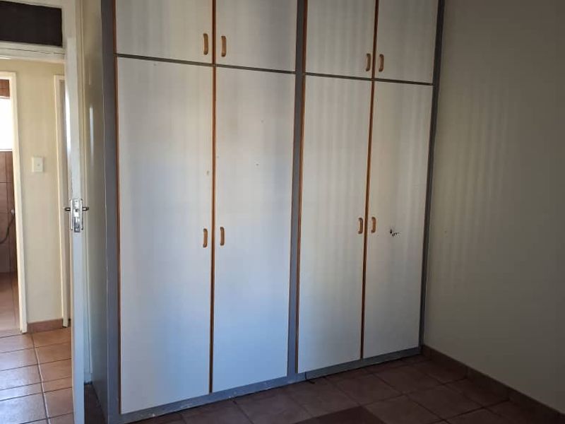 Ample Parking & Prime Location—Perfect for Your Business in Suiderhof - Photo 8