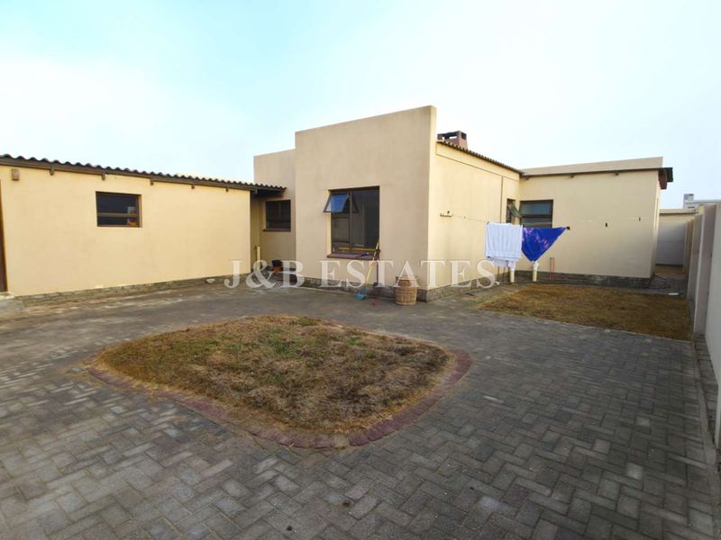 Ideal Starter Home - Photo 2