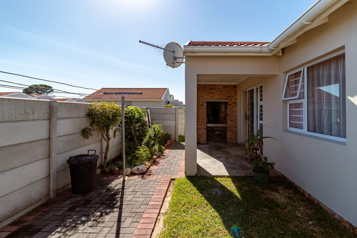 3 Bedroom Townhouse for Sale in Fairview - Photo 2