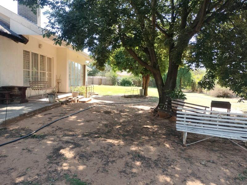 Excellent house.Large rooms. Flatlet. Solar panels. Nice garden.Borehole. - Photo 6