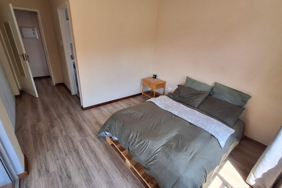 Lovely 2 Bedroom Apartment in Northcliff - Photo 3