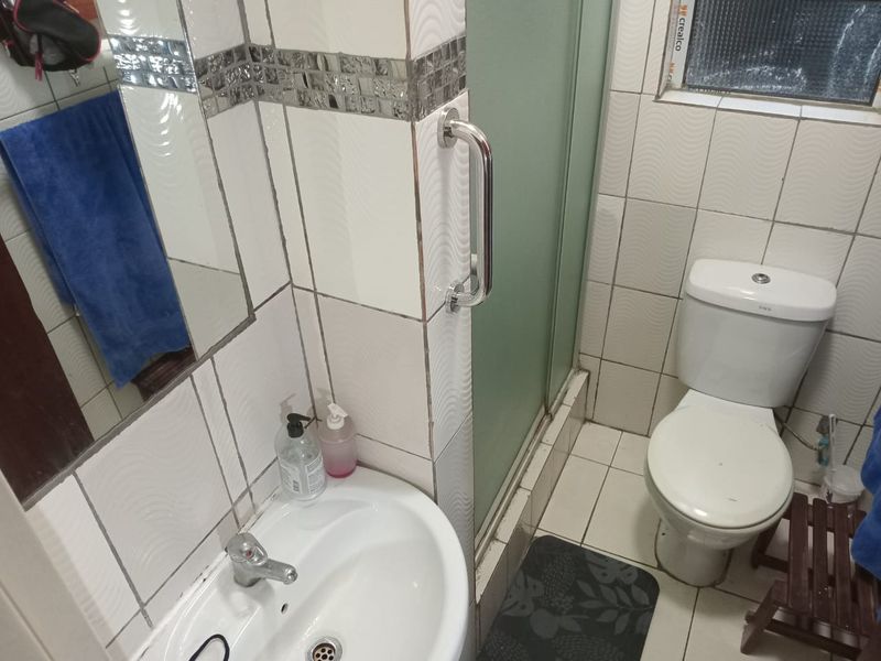 Spacious 3-Bedroom Family Home with Staff Accommodation & Pool - Photo 8