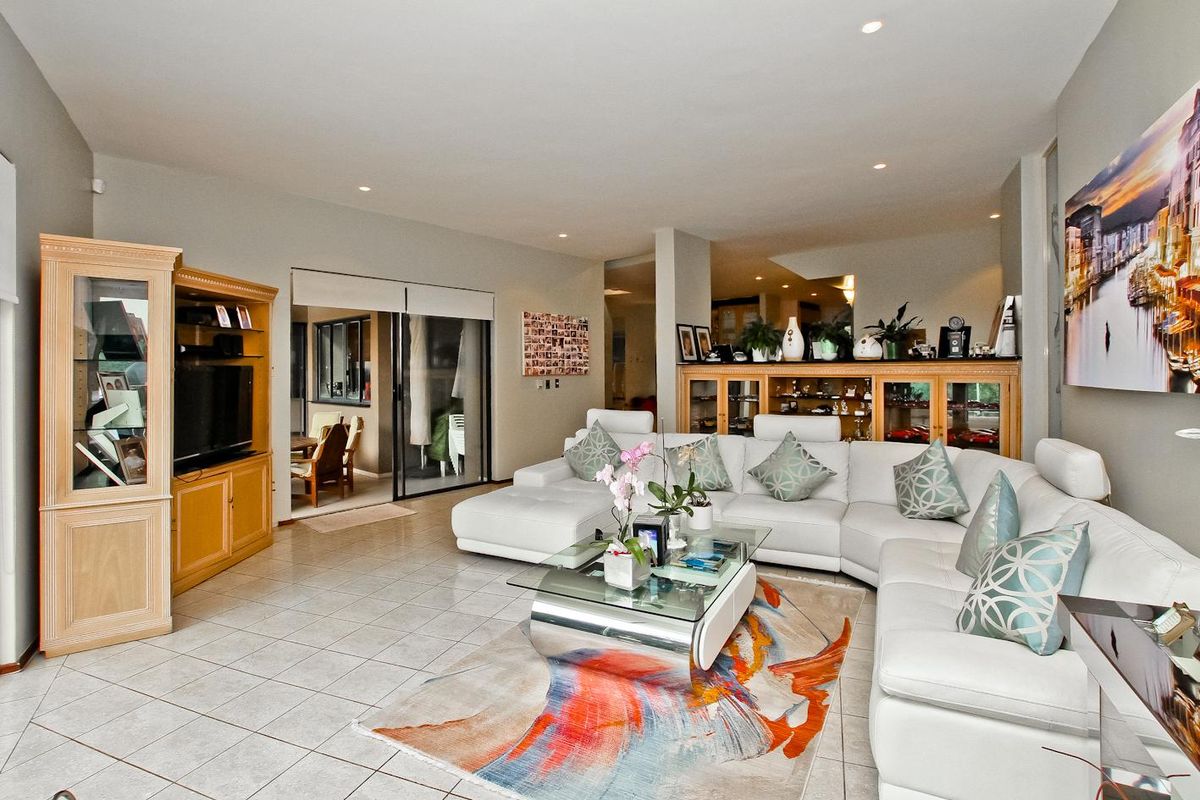 Ultimate in Luxurious Living! - Photo 3