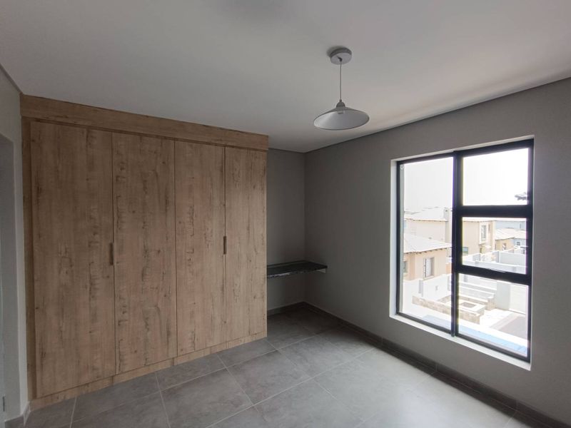 BRAND NEW 4 BEROOM HOUSE DIRECT FROM THE DEVELOPER - Photo 10