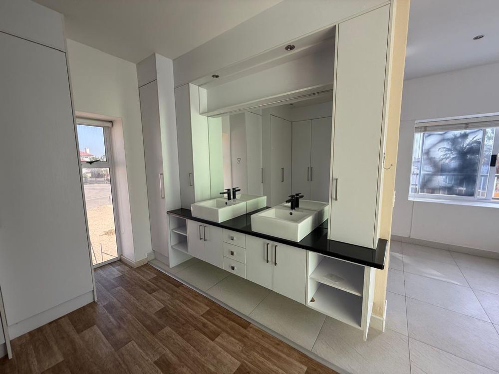 Main en-suite bedroom with a walk-in closet