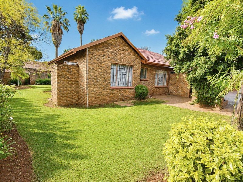 Beautiful Low-Maintenance Home - Photo 3