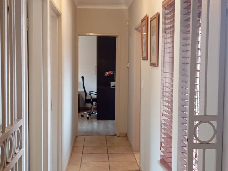 Charming three bedroom Townhouse with Modern Amenities - Photo 9