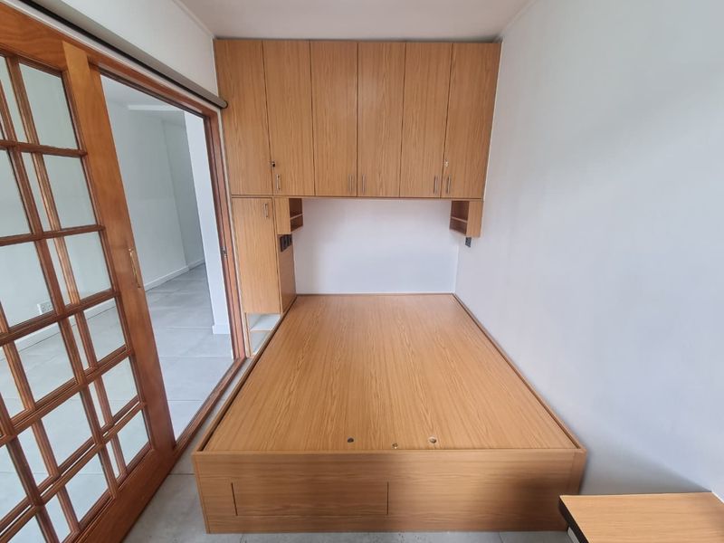 Modernized Semi-Furnished Two-Bedroom Apartment To Let in Cape Town City Centre - Photo 9