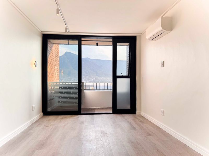 Ultra modern 8th Floor Corner Apartment with Magnificent Sea & Table Mountain Views - Photo 9