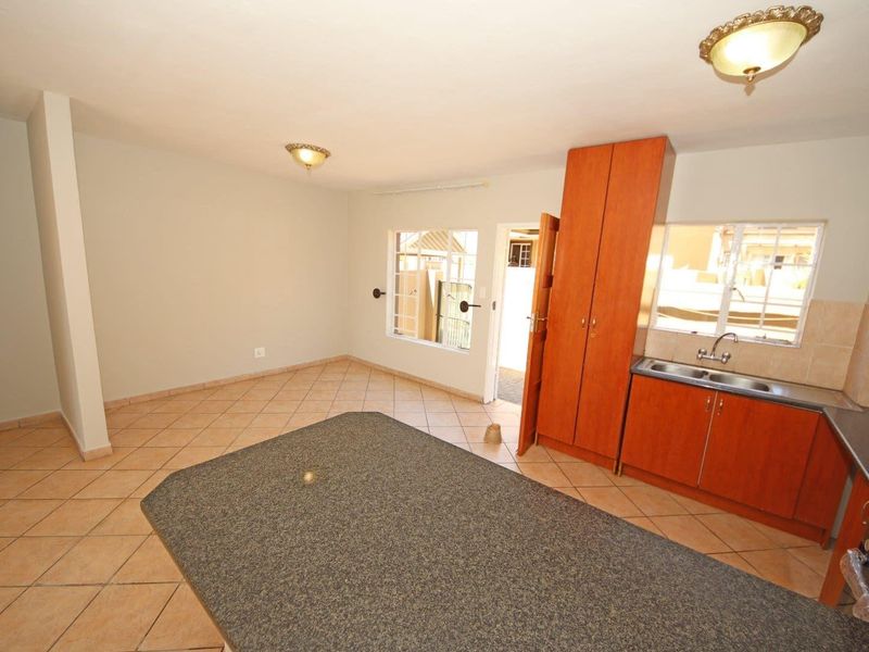 Immaculate 2-Bedroom Duplex in Secure Complex - Photo 6