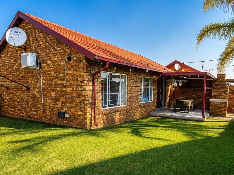 2 Bedroom Townhouse for rent in Highveld Estate. - Photo 1