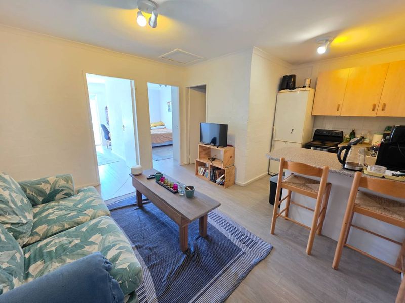 Lovely 2 Bed 1 Bath Apartment open plan living area with kitchenette - Photo 5