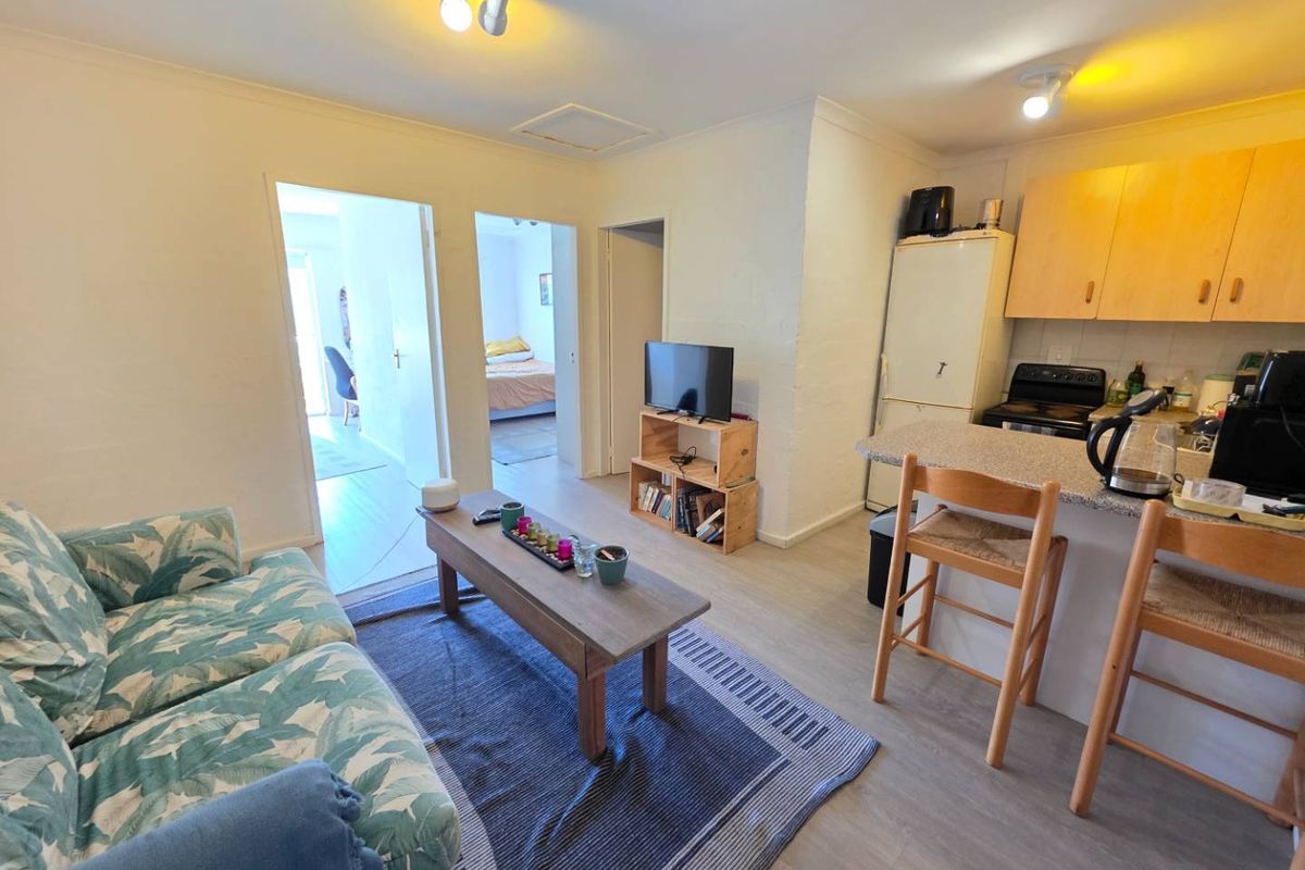 Lovely 2 Bed 1 Bath Apartment open plan living area with kitchenette - Photo 5