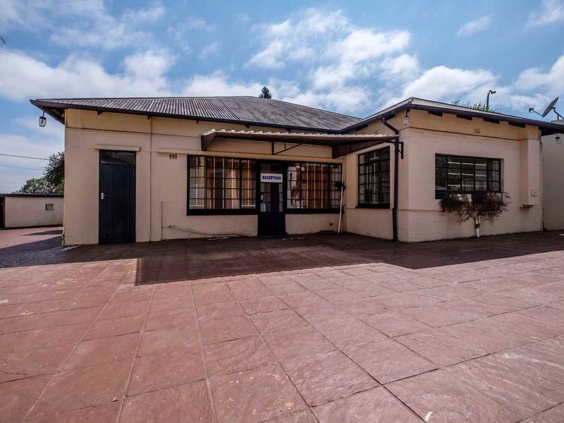 One of a kind - 8 home compound with 34 private rooms and multiple dwellings for sale in The Hill, Johannesburg South - Photo 8