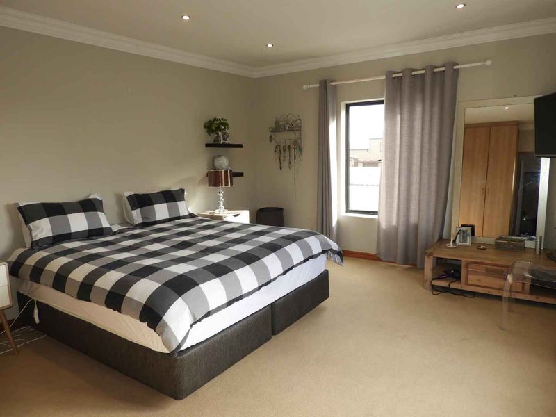 Beautiful corner home in Atlantic Links Estate, Melkbosstrand - Photo 10