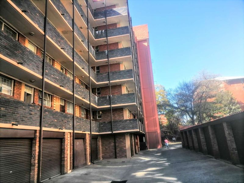 **Spacious 2-Bedroom Apartment – Great Investment Opportunity** - Photo 5