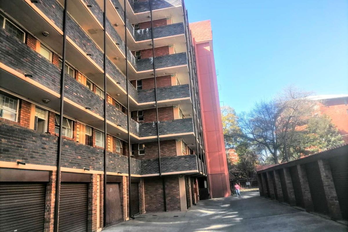 **Spacious 2-Bedroom Apartment – Great Investment Opportunity** - Photo 5