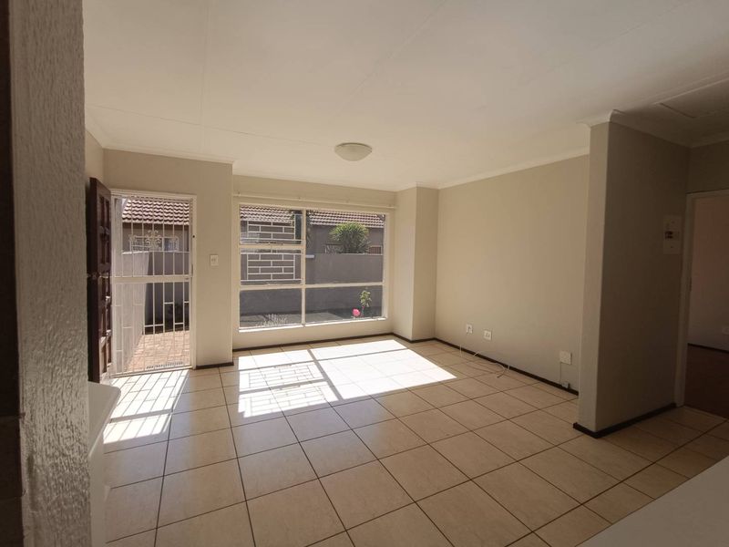 Pet-Friendly 2-Bed Townhouse with Garden Retreat - Photo 8