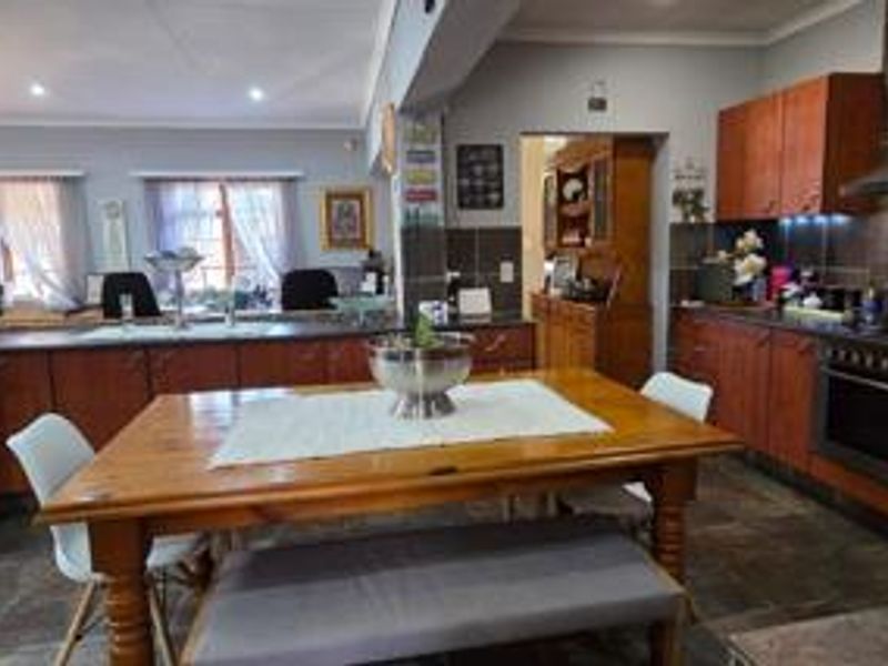 Stylishly Renovated 3-Bedroom Family Home with Pool and Entertainment Area - Photo 7