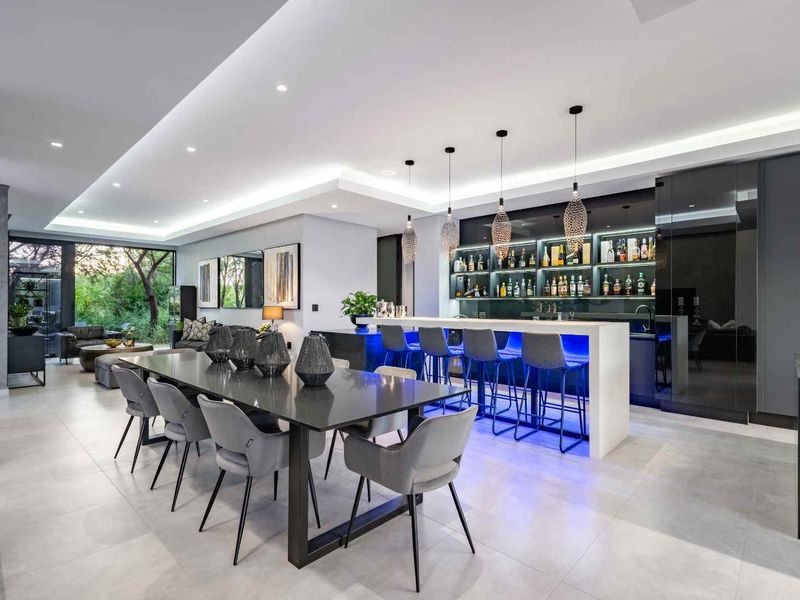 The "James Bond" Residence of Steyn City: A Masterpiece in Glass & Gloss - Photo 3