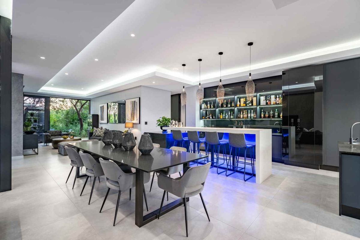 The "James Bond" Residence of Steyn City: A Masterpiece in Glass & Gloss - Photo 3