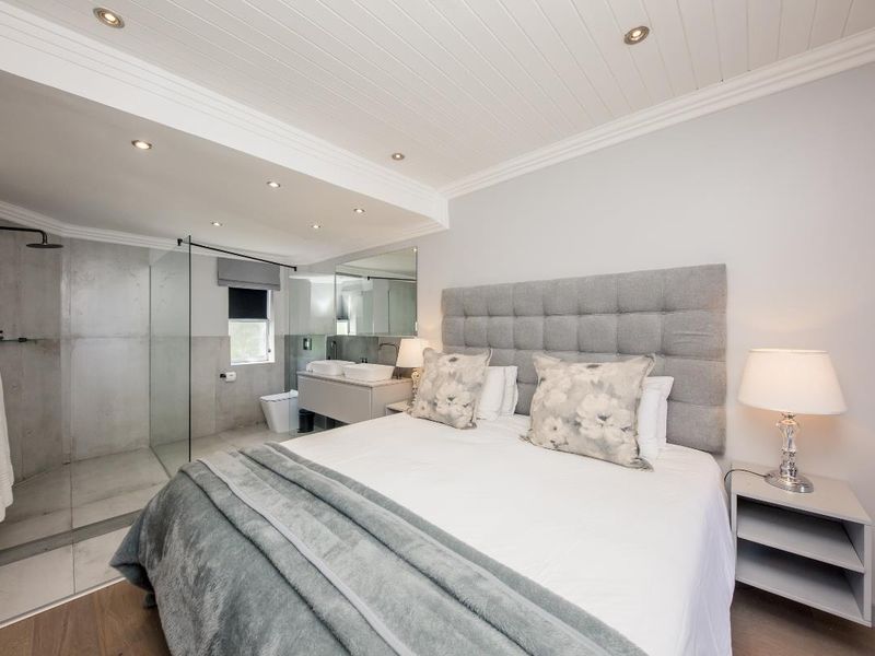 Camps Bay Luxury: Dual Airbnb Apartments with Ocean Views! - Photo 10