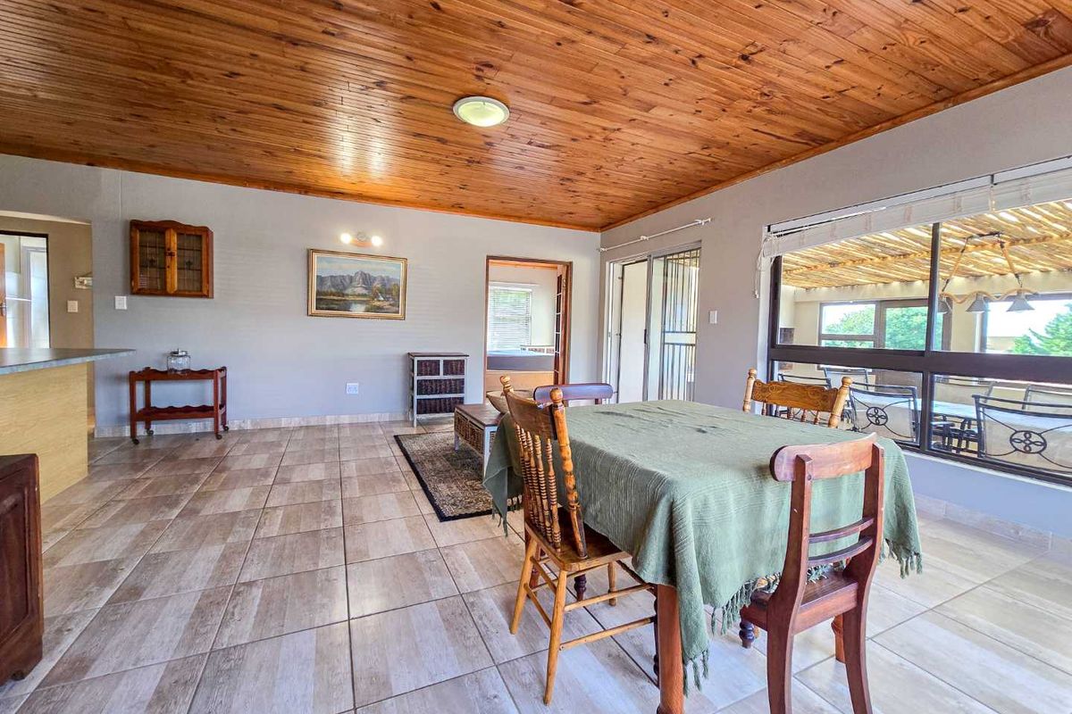 Neat family home for sale in Stilbaai-Wes. - Photo 4