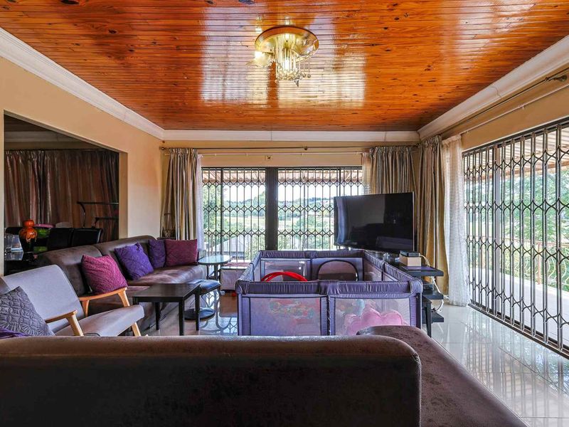 Exceptional Family Living in Waterkloof Ridg - Photo 8