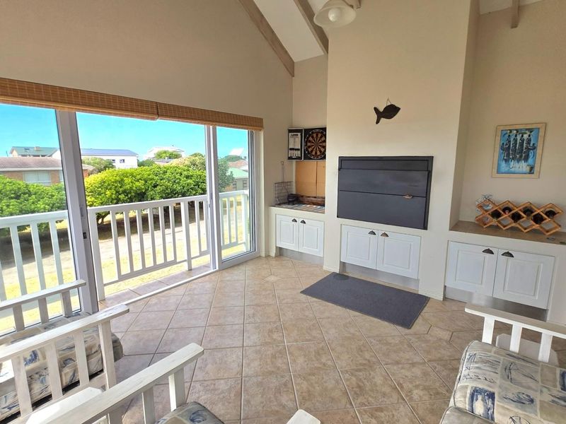 Luxurious Franskraal 3-Bedroom House: Entertainer's Dream with Modern Finishes and Sea Views. - Photo 10