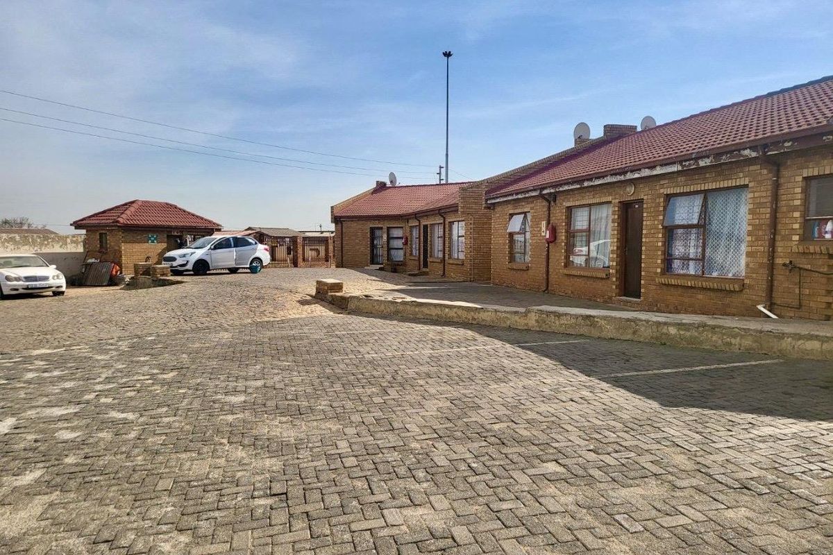 1 Bedroom Apartment for Sale in Opulent Mews, Vosloorus - Photo 2