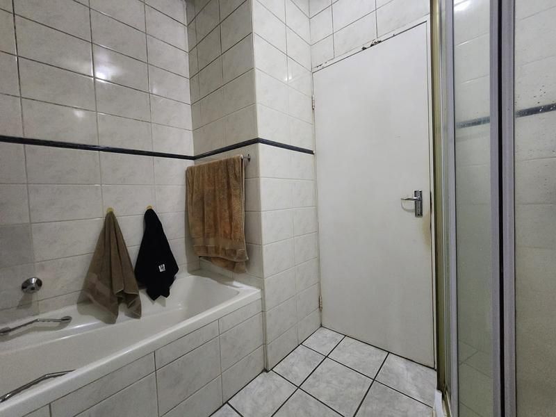 Enjoy effortless downstairs living in this secure, modern sanctuary - Photo 9