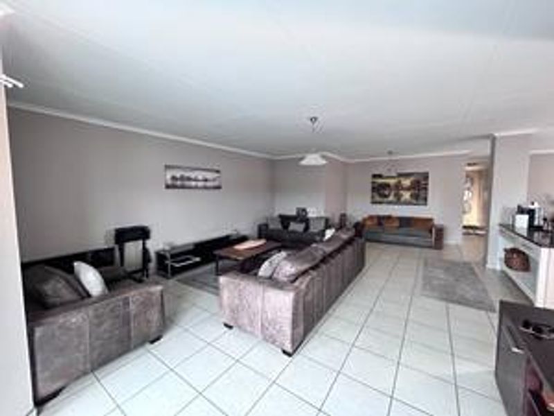 Modern Living, Perfectly Sized - Photo 4