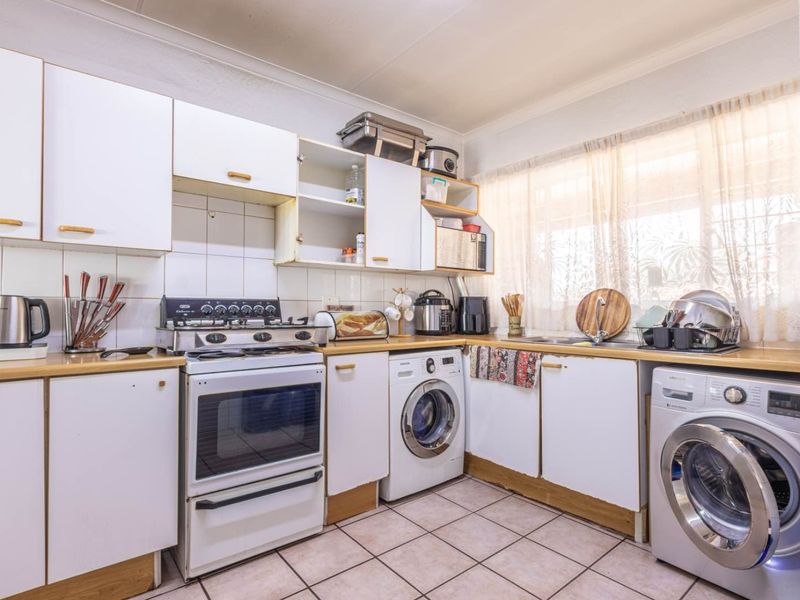 Spacious 2 bed unit for sale. - Photo 5