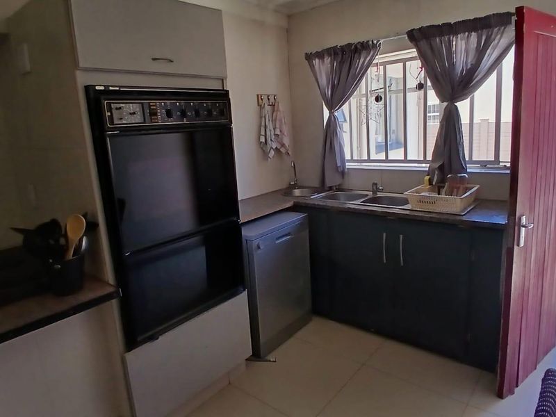 4 Bedroom family home to rent in Fichardtpark - Photo 2