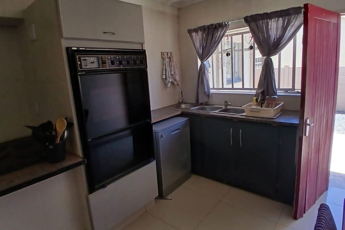 4 Bedroom family home to rent in Fichardtpark - Photo 2