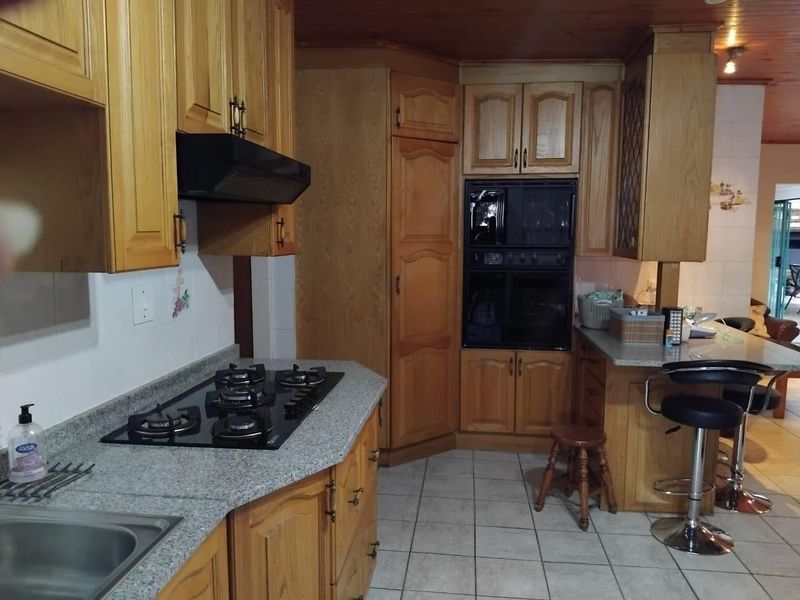 BEAUTIFUL , AIRY , AN ENTERTAINERS PARADISE - Photo 7