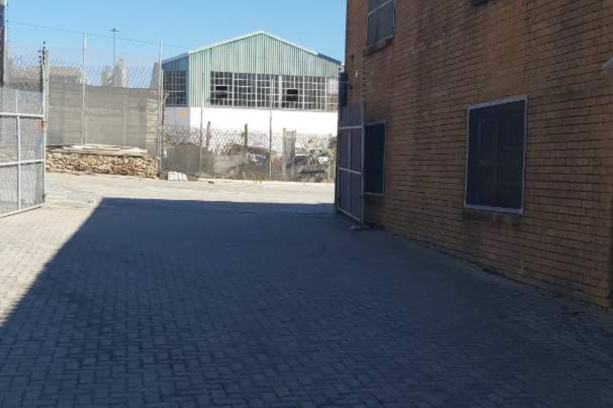 Warehouse/Distribution/manufacturing facility to let in Sidwell. - Photo 2