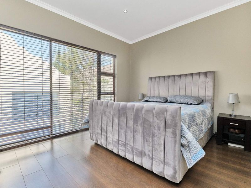 Modern Double-Story Retreat in Prime Location – Perfect for the Lock-Up-and-Go Lifestyle - Photo 8